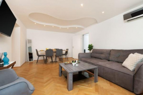 Exclusive 2-Bedroom Loft with Scenic Rooftop Views